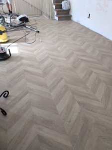 Laying laminate flooring