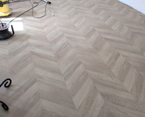 Laying laminate flooring